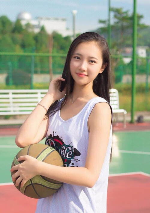 保龄球公开赛：精准滚动制胜，保龄球现场