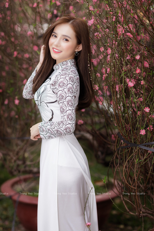 墨西哥骑手费德里科·费尔南德斯在巴黎奥运会上与“Romeo”马匹共同参赛，尽管因马匹受伤被迫退出，但展现了坚强意志。