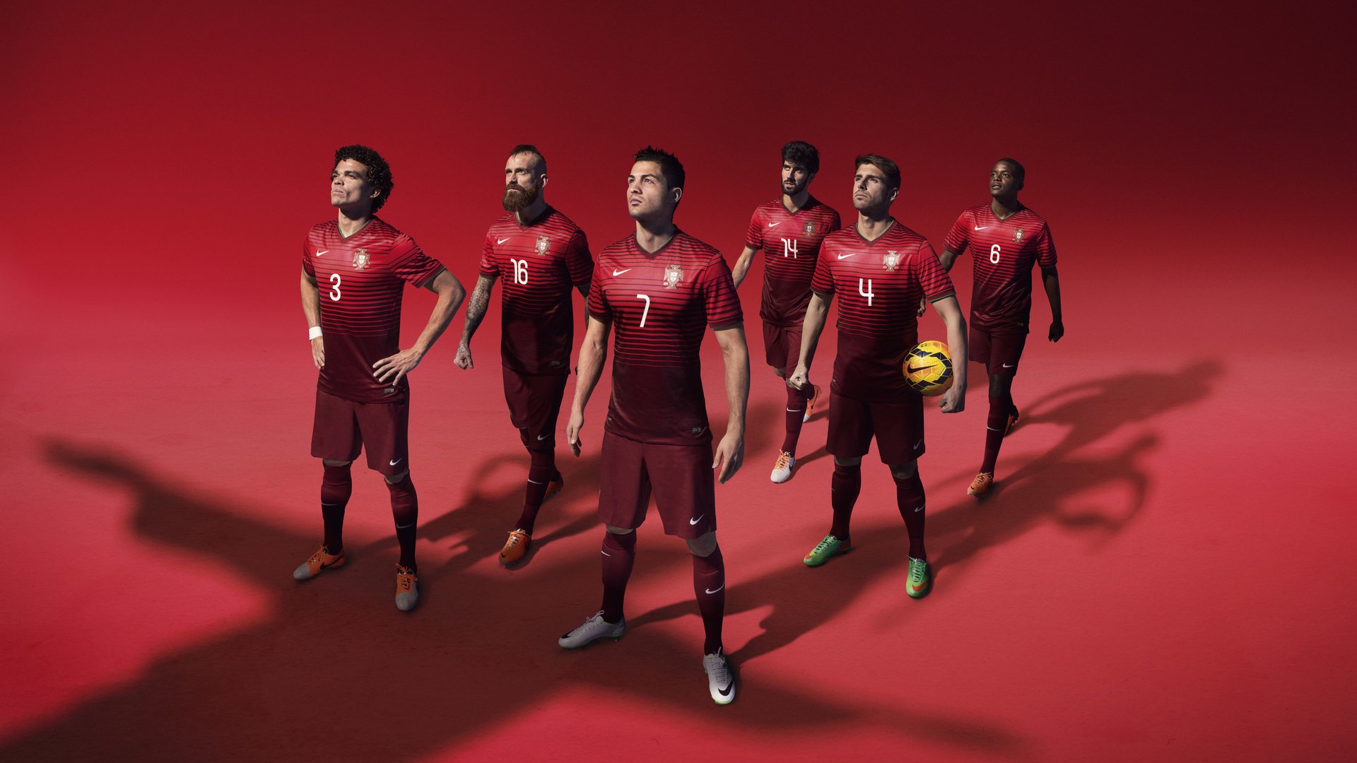 华体会平台娱乐-篮网球员训练中展示高难度转身上篮动作，篮网球员入场